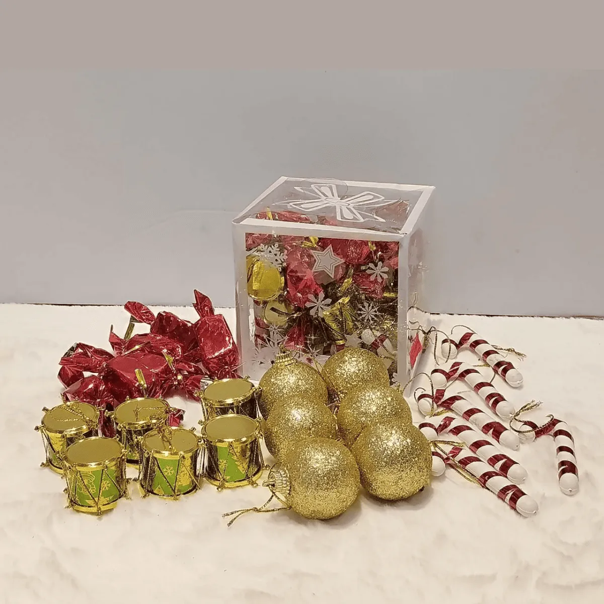 Assorted Gold & Classic Christmas Tree Decorating Kit