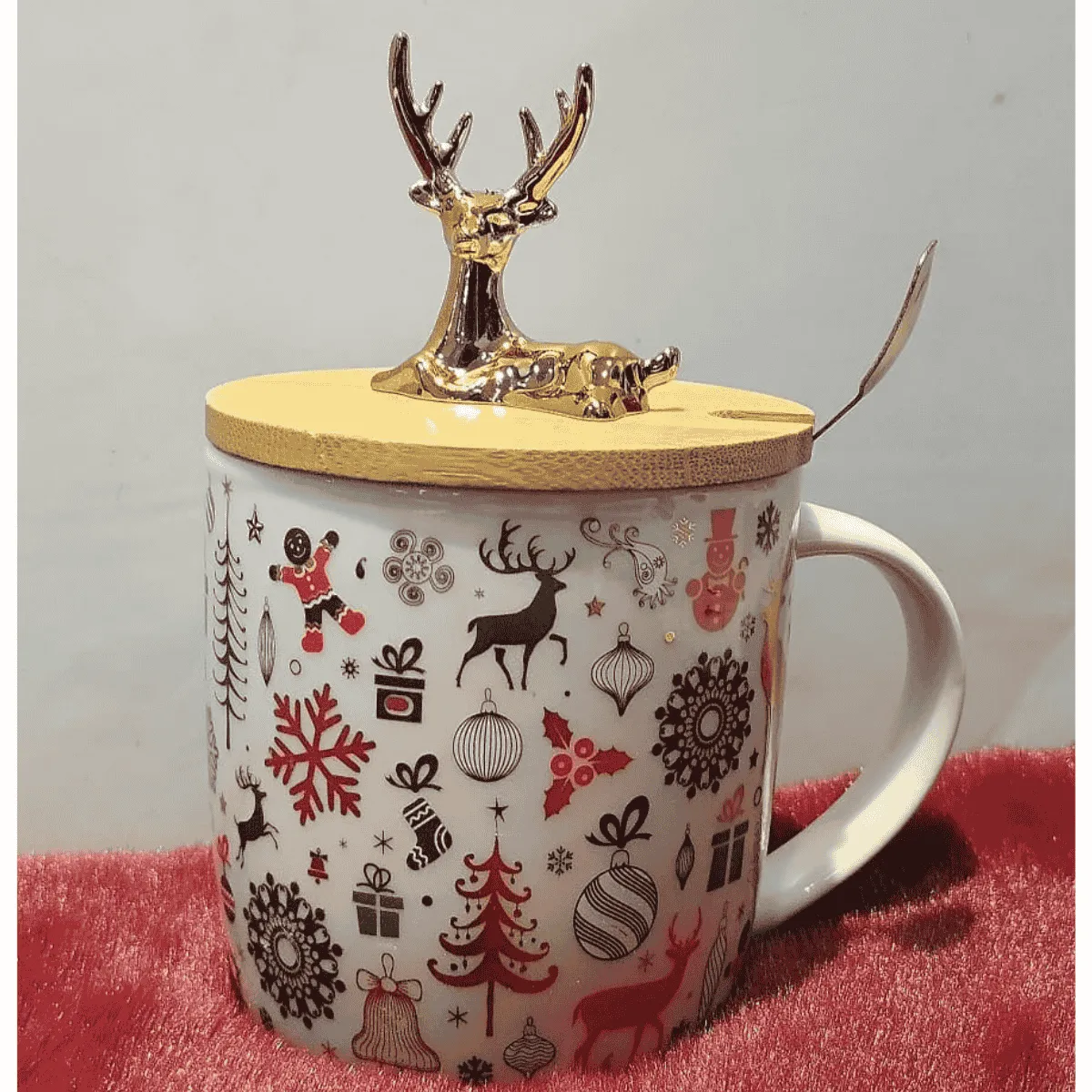 Charming reindeer mug with bamboo lid.