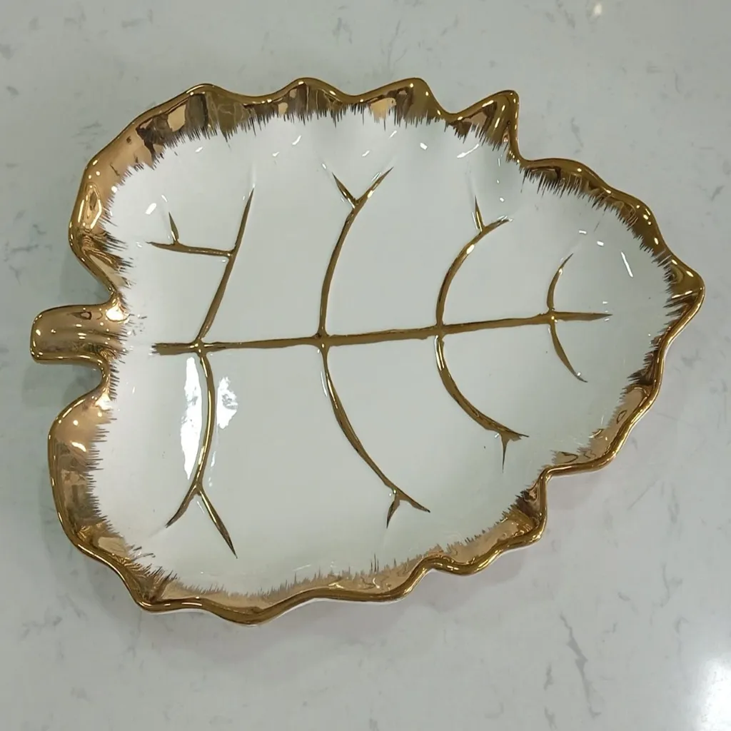 Leaf-Shaped White Ceramic Serving Dish with Gold Vein Detailing (image 2 of 3)