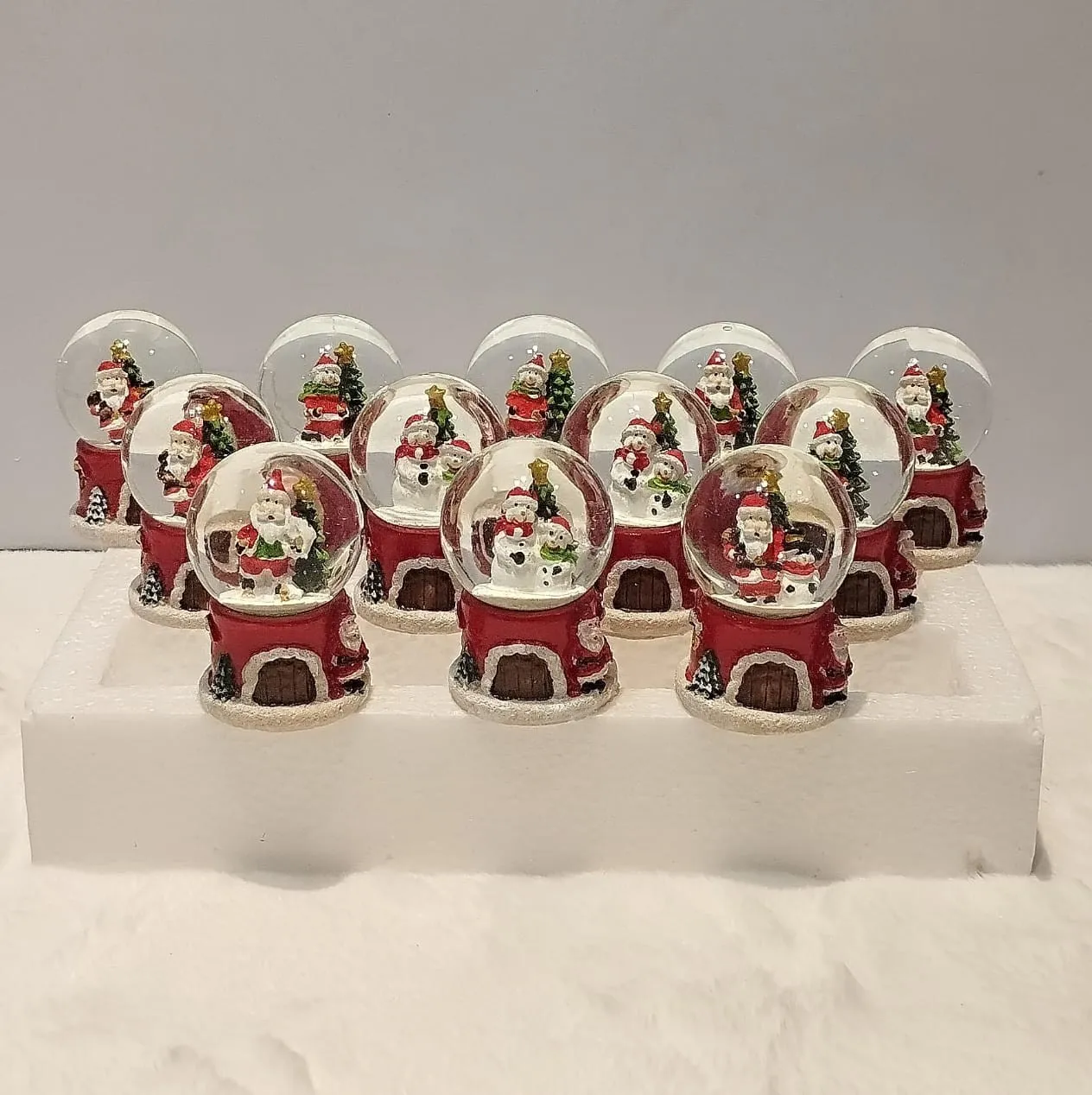 Mini Christmas Snow Globes – Festive Holiday Decoration