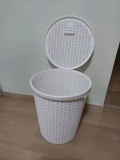 Plastic Laundry Basket with Lid Rattan (image 2 of 2)
