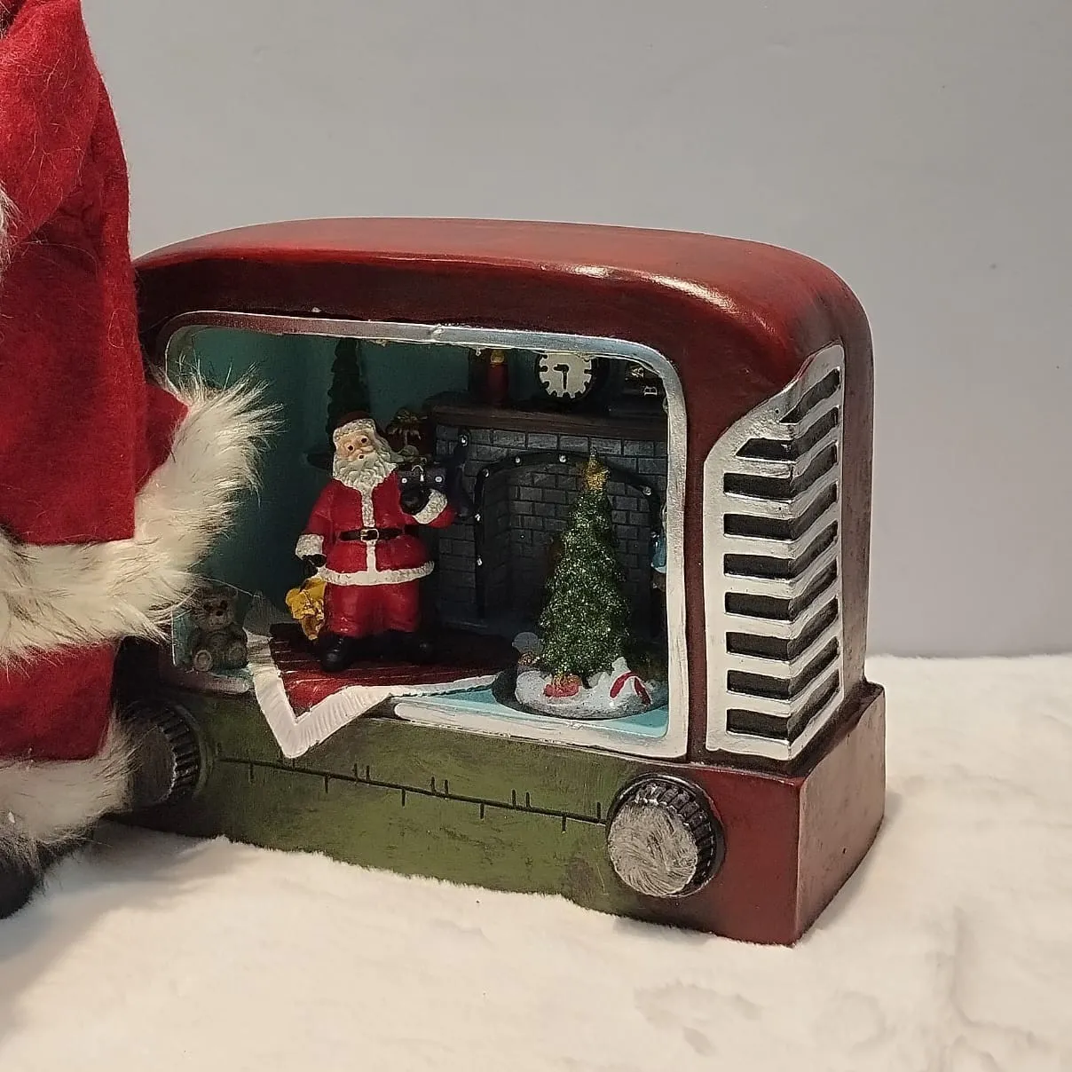 Retro Radio Santa Figurine – Whimsical Holiday Scene