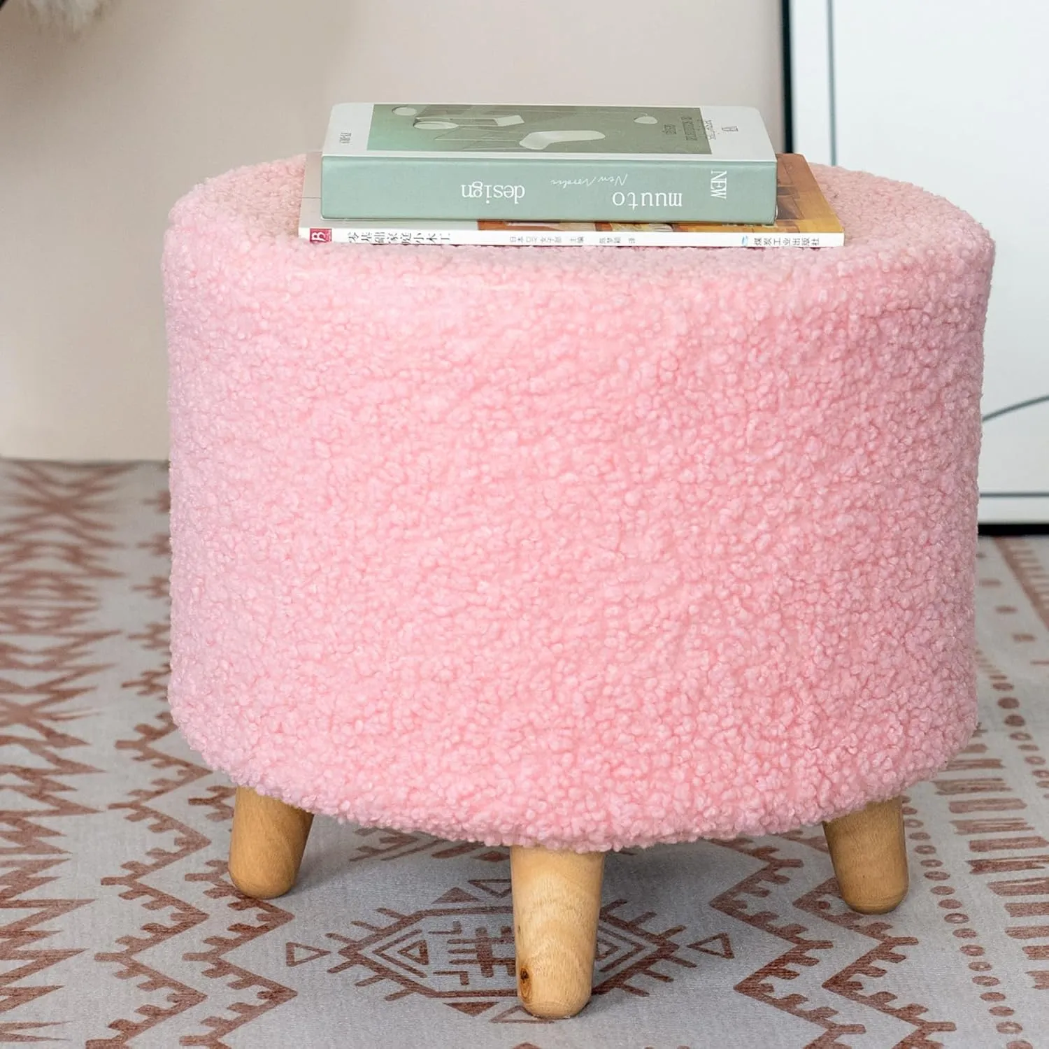 Round fuzzy ottoman